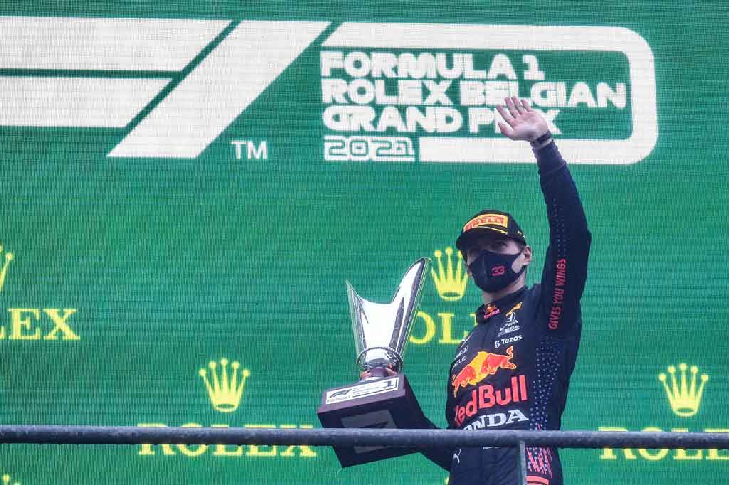 Pembalap tim Red Bull Max Verstappen dinyatakan sebagai pemenang Grand Prix Belgia yang diguyur hujan dan hanya menyelesaikan dua putaran di belakang safety car di sirkuit Spa-Francorchamps, Minggu, 29 April 2021. Balapan sempat tertunda tiga jam karena lintasan basah kuyup dan berbahaya.