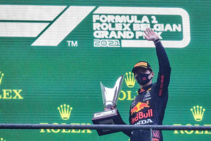 Pembalap tim Red Bull Max Verstappen dinyatakan sebagai pemenang Grand Prix Belgia yang diguyur hujan dan hanya menyelesaikan dua putaran di belakang safety car di sirkuit Spa-Francorchamps, Minggu, 29 April 2021. Balapan sempat tertunda tiga jam karena lintasan basah kuyup dan berbahaya.