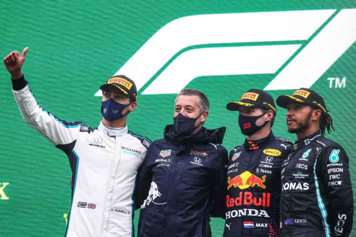 Verstappen yang menduduki posisi terdepan dianugerahi setengah poin, yang membuatnya mengemas 199,5 poin, terpaut tiga poin dari Lewis Hamilton di kejuaraan pembalap setelah balapan terpendek dalam sejarah Formula Satu.