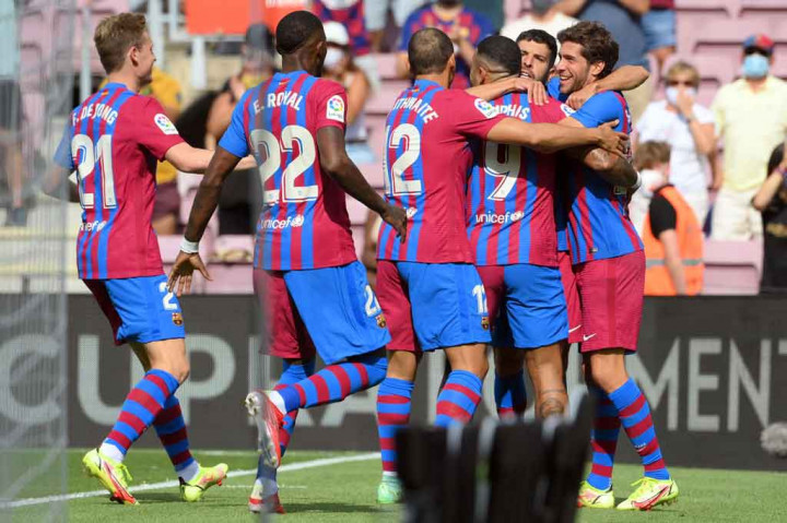 Barca mencetak gol cepat saat laga baru berjalan menit ke-2 lewat sambaran Sergi Roberto di depan gawang usai menerima umpan silang dari Jordi Alba.