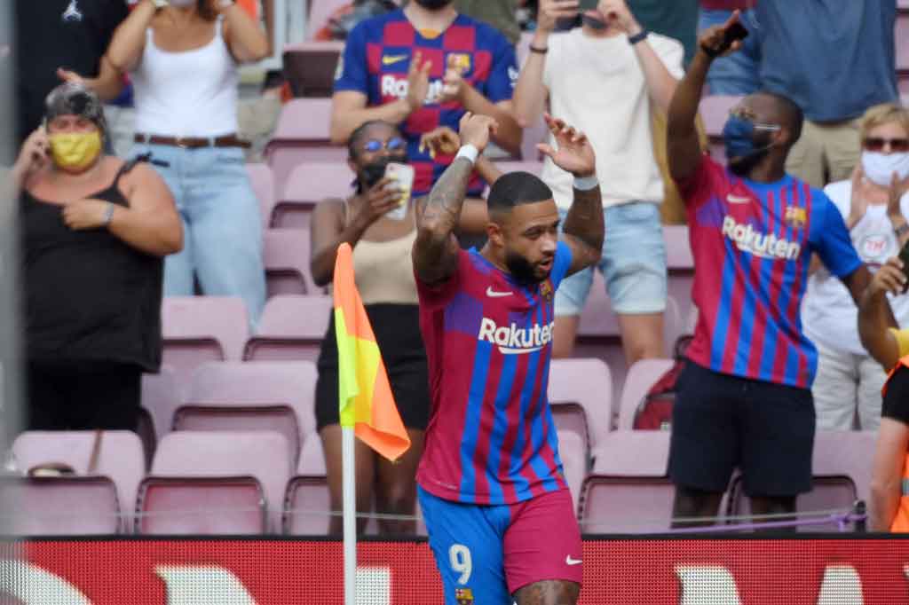 Barcelona lalu kembali unggul 2-1 pada menit ke-30 lewat Memphis Depay. Setelah menerima sodoran bola dari Frenkie de Jong, penyerang asal Belanda itu berhasil mengecoh pemain lawan sebelum melepaskan tembakan akurat yang tidak bisa dihalau kiper Getafe, David Soria.