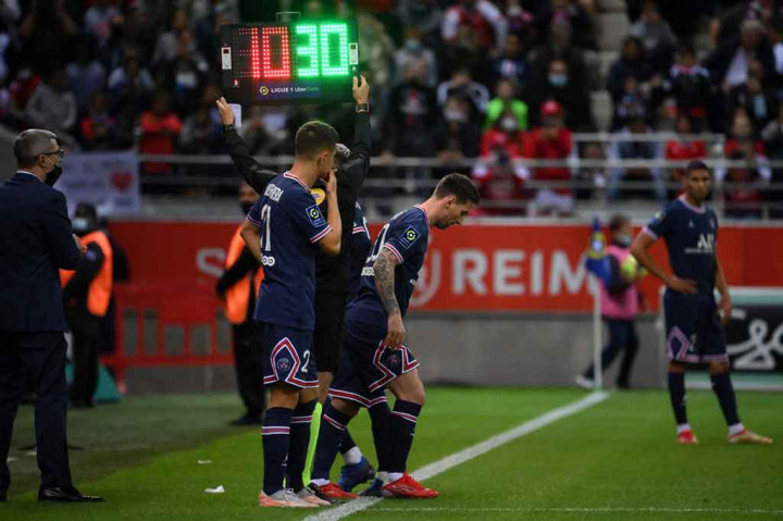 Lionel Messi masuk sebagai pemain pengganti untuk melakukan debutnya di Liga Prancis saat Paris Saint-Germain berhasil mengalahkan Reims 2-0 pada laga pekan keempat Liga Prancis di Stadion Auguste-Delaune, Senin, 30 Agustus 2021 dini hari WIB.