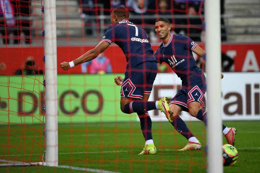 Sebelumnya, Kylian Mbappe membuka keunggulan PSG pada menit ke-16. Tandukannya menyambut umpan Angel Di Maria gagal diantisipasi kiper Predrag Rajkovic bereaksi.