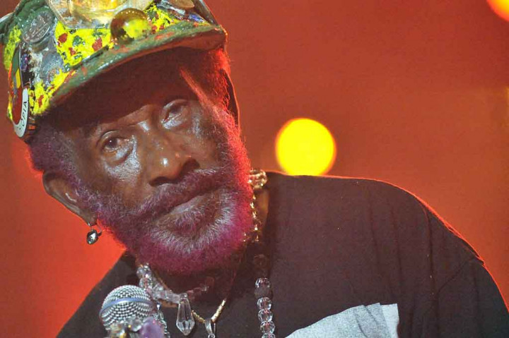 Lee 'Scratch' Perry, penyanyi dan produser yang sangat berpengaruh yang mendorong batas-batas reggae dan dub gembala, meninggal dunia di usia 85 tahun.