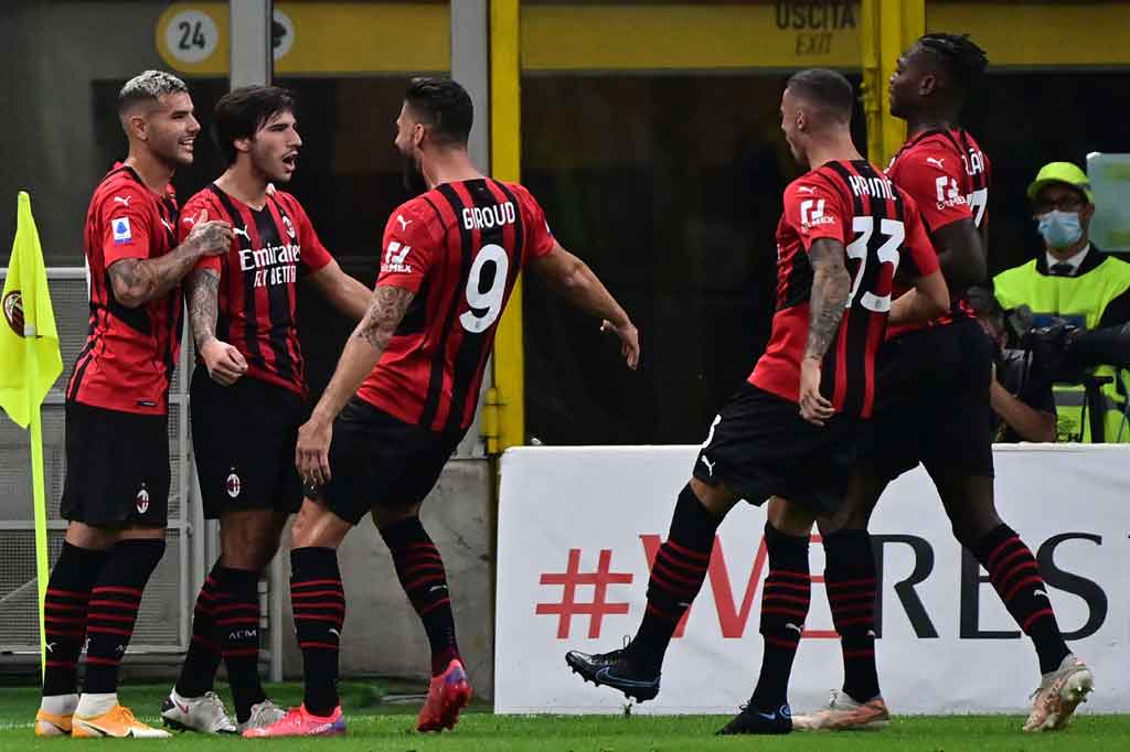 AC Milan berhasil menjebol gawang tim tamu lewat eksekusi tendangan bebas Sandro Tonali yang melewati pagar hidup Cagliari dan tak terjangkau kiper Boris Radunovic pada menit ke-12. Cagliari segera meresponnya tiga menit kemudian lewat sundulan Alessandro Deiola yang gagal dijangkau kiper Mike Maignan.