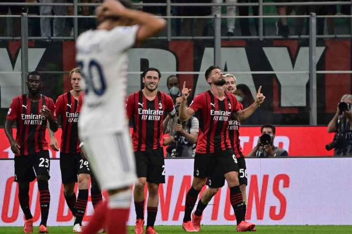 Tensi pertandingan tinggi berlanjut dan Giroud sukses lolos dari jebakan offside untuk menerima umpan terobosan dari Diaz dan menyelesaikannya dengan tembakan melengkung yang bersarang ke dalam gawang tim tamu pada menit ke-24 demi memperlebar keunggulan Milan 3-1.