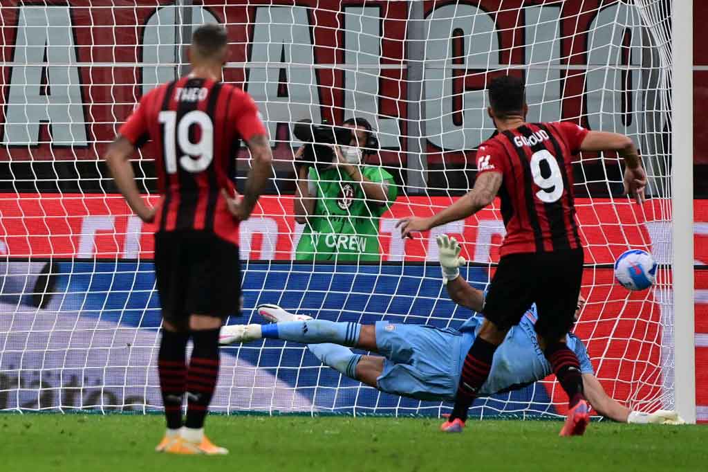 Pada menit ke-40 tuan rumah mendapat hadiah penalti setelah gelandang Rossoblu, Kevin Strootman handball di kotak terlarang. Giroud mengampu tugas sebagai algojo untuk membawa Milan kian nyaman memimpin 4-1 pada menit ke-43.