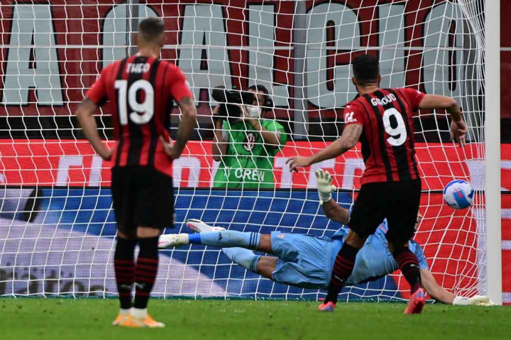 Pada menit ke-40 tuan rumah mendapat hadiah penalti setelah gelandang Rossoblu, Kevin Strootman handball di kotak terlarang. Giroud mengampu tugas sebagai algojo untuk membawa Milan kian nyaman memimpin 4-1 pada menit ke-43.