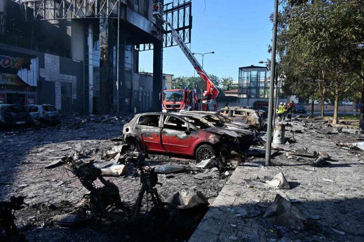 Kebakaran melanda sebuah bangunan perumahan 20 lantai di Milan, Italia utara, pada hari Minggu, 29 Agustus 2021 waktu setempat. Para pekerja penyelamat kini tengah berjuang untuk memastikan tidak ada yang terjebak dalam api dan asap tebal.