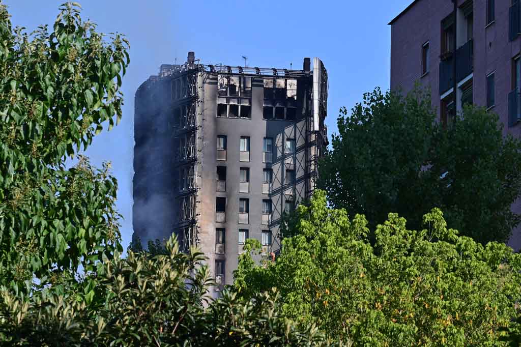 Api bermula dari lantai atas menara di pinggiran selatan ibu kota wilayah Lombardy.