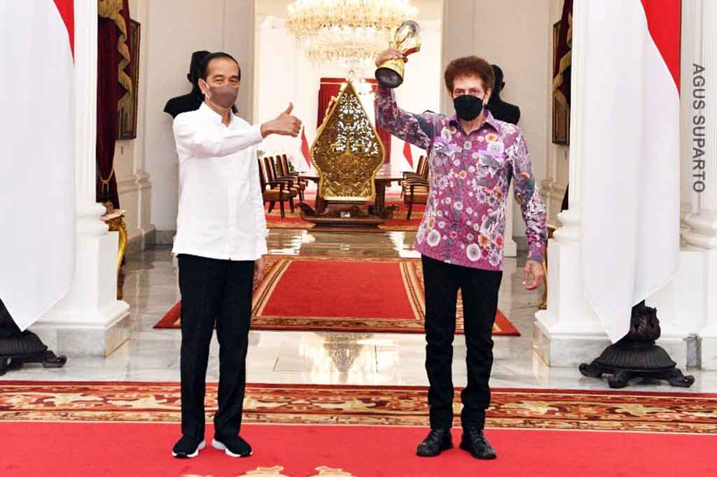 Penghargaan ini menjadi sejarah bagi dunia musik Indonesia, karena baru kali pertama Presiden memberikan penghargaan langsung ke musisi Indonesia. Jokowi mendukung legenda group musik rock God Bless berkarya.
