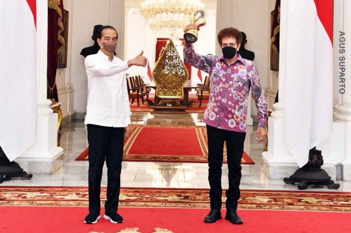 Penghargaan ini menjadi sejarah bagi dunia musik Indonesia, karena baru kali pertama Presiden memberikan penghargaan langsung ke musisi Indonesia. Jokowi mendukung legenda group musik rock God Bless berkarya.