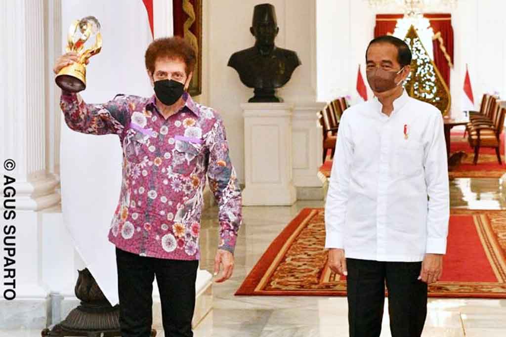 Group rock legendaris God Bless mendapat kado istimewa jelang konser 48 tahun God Bless berkarya. Pada Jumat, 27 Agustus 2021 Ahmad Albar dan kawan-kawan mendapat plakat penghargaan dari Presiden Joko Widodo yang mengapresiasi ide dan keberaniannya menggelar konser yang akan disiarkan langsung dari ICE BSD, Tangerang, Banten, Selasa, 31 Agustus 2021. 