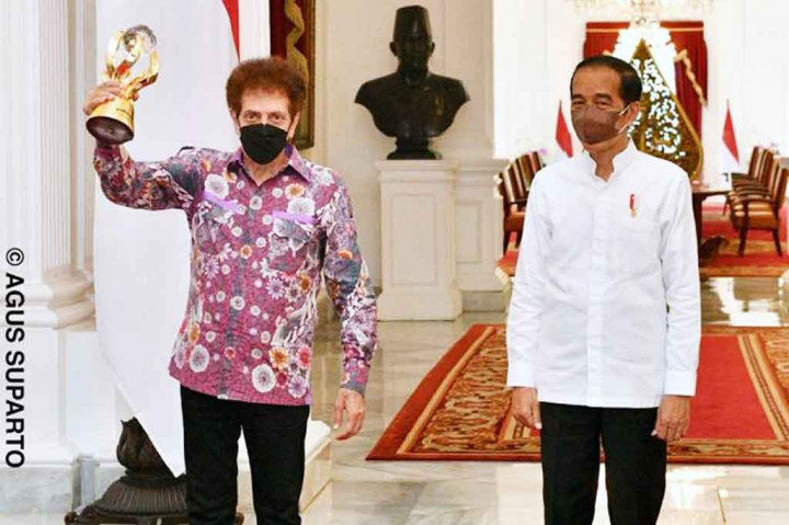 Group rock legendaris God Bless mendapat kado istimewa jelang konser 48 tahun God Bless berkarya. Pada Jumat, 27 Agustus 2021 Ahmad Albar dan kawan-kawan mendapat plakat penghargaan dari Presiden Joko Widodo yang mengapresiasi ide dan keberaniannya menggelar konser yang akan disiarkan langsung dari ICE BSD, Tangerang, Banten, Selasa, 31 Agustus 2021. 