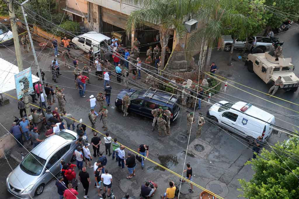 Stasiun televisi lokal menyiarkan rekaman yang menunjukkan kerusakan pada kendaraan yang diparkir di luar pabrik, dan sebuah video yang beredar di media sosial menunjukkan tiga jenazah di lantai gedung yang berlumuran darah. AFP tidak dapat secara independen memverifikasi keaslian rekaman tersebut.