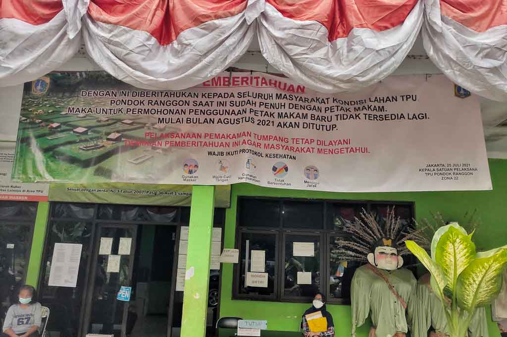 Spanduk pemberitahuan bahwa TPU Pondok Ranggon tidak lagi menerima pemakaman baru terpasang di TPU Pondok Ranggon, Jakarta, Selasa, 31 Agustus 2021.