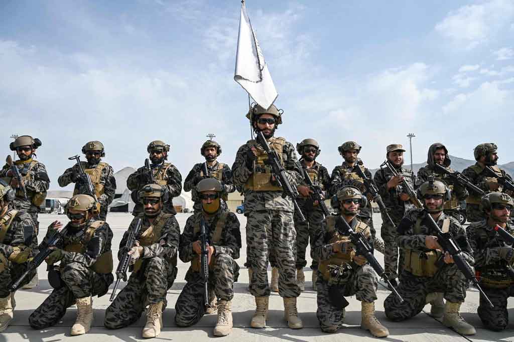 Sementara unit pasukan khusus Taliban yang disebut 'Badri 313' berpose untuk berfoto, mengacungkan senapan AS dan mengibarkan bendera putih kelompok itu.