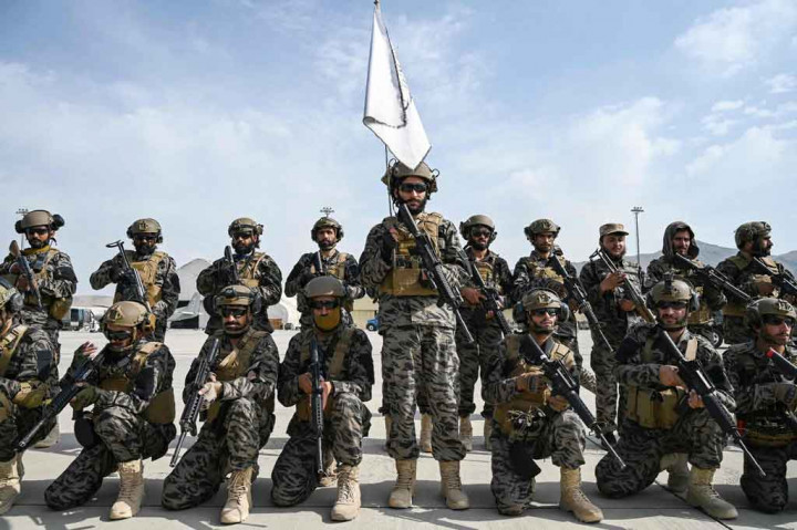 Sementara unit pasukan khusus Taliban yang disebut 'Badri 313' berpose untuk berfoto, mengacungkan senapan AS dan mengibarkan bendera putih kelompok itu.