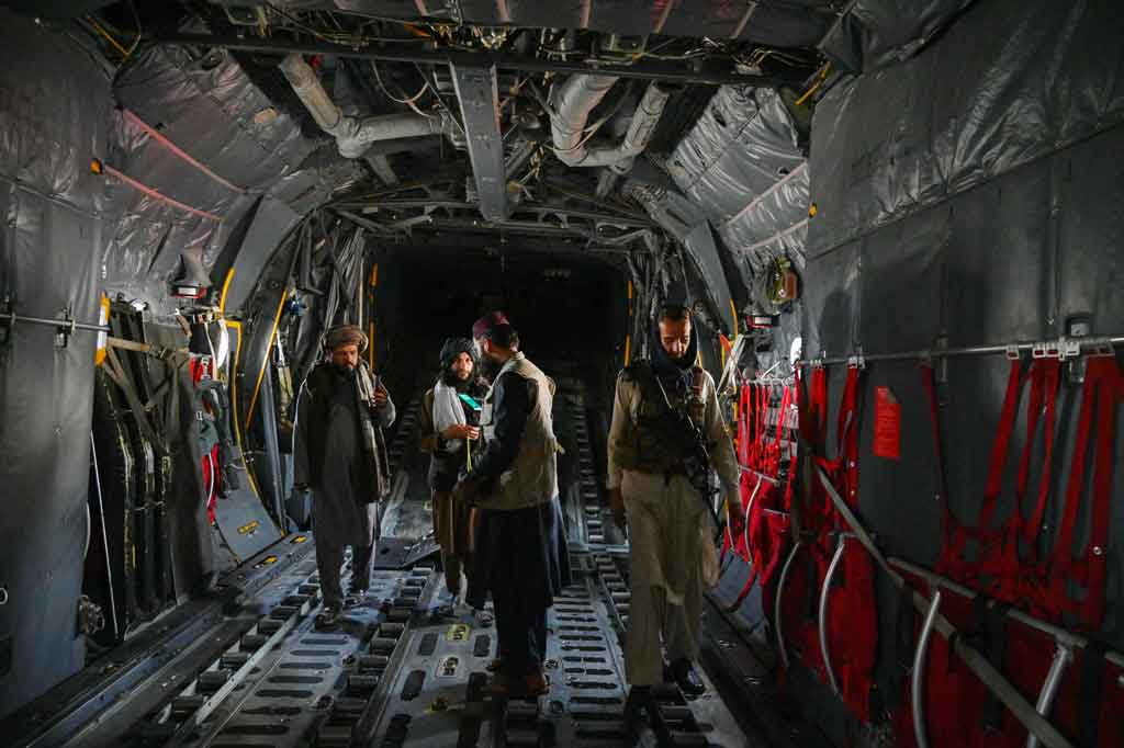 Lusinan pesawat dan helikopter militer berdiri kosong, dihancurkan oleh pasukan Amerika dalam tindakan terakhir sebelum mereka terbang.