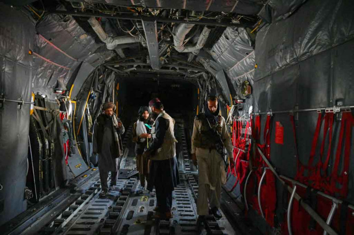 Lusinan pesawat dan helikopter militer berdiri kosong, dihancurkan oleh pasukan Amerika dalam tindakan terakhir sebelum mereka terbang.