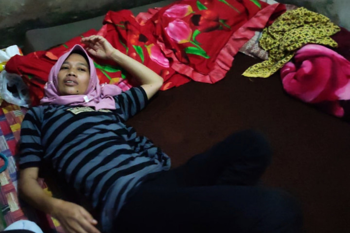 Selama tujuh bulan terakhir ini, ia rutin mengkonsumsi obat penenang. Namun, kondisinya makin parah. Setiap hari ia banyak menghabiskan waktu di tempat tidur karena tak kuat lama untuk berjalan.