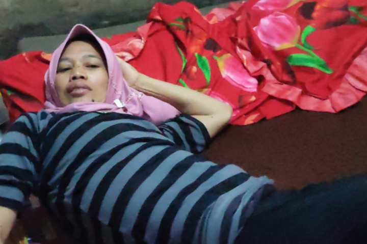 Bahkan, hari-harinya dilakukan tanpa tidur, baik siang maupun malam. Beragam perawatan medis hingga alternatif sudah dicoba namun belum membuahkan hasil.