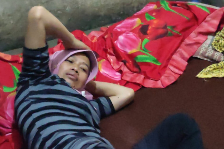 Seorang perempuan di Kabupaten Bandung Barat (KBB), Cucu (45) memiliki penyakit terbilang langka. Dia tidak bisa tidur normal sejak tahun 2014. 