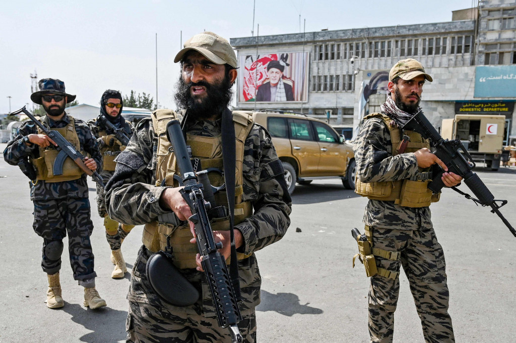 Beberapa jam setelah tentara Amerika Serikat (AS) terakhir meninggalkan Afghanistan, Taliban menggelar parade di bandara Kabul.