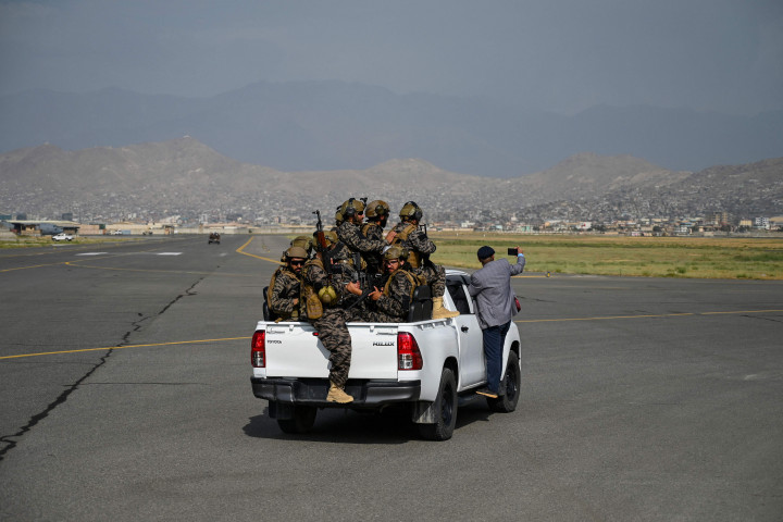 Para petempur Taliban juga merayakan kepergian tentara AS dengan tembakan perayaan di berbagai wilayah Kabul.