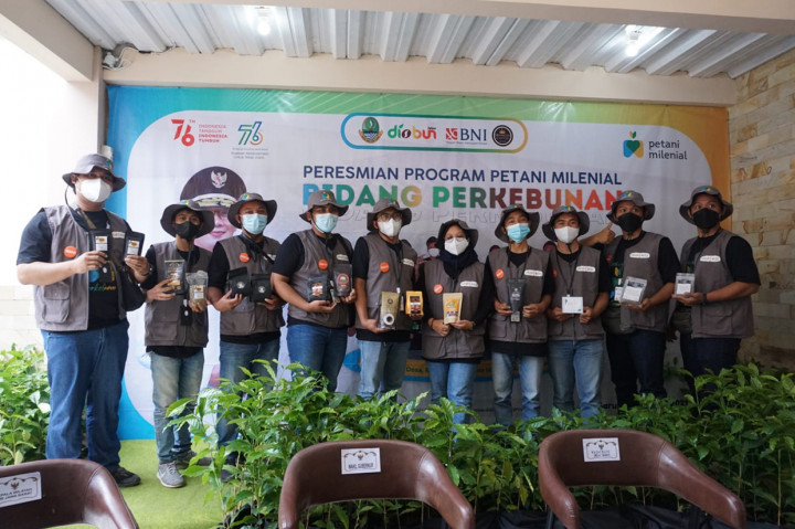 Uu mengatakan, berdasarkan hasil survei pertanian antar sensus (sutas) 2018 yang lalu dilakukan Badan Pusat Statistik, jumlah petani di wilayah Jabar mencapai 3.250.825 orang dan petani berusia 25-44 tahun hanya 945.574 orang atau 29 persen. Akan tetapi, sekarang ini pemerintah Provinsi Jabar (Ridwan Kamil) menjawab dengan petani milenial termasuk program santani (Santri Tani).