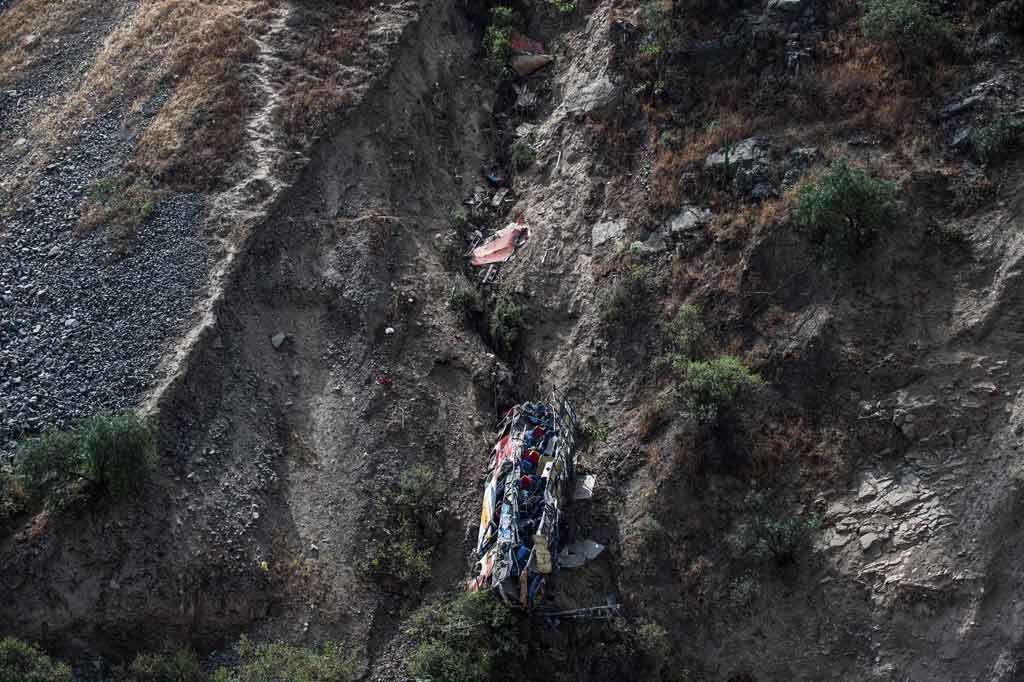 Kondisi bus yang jatuh ke jurang di Matucana, timur Ibu Kota Peru, Lima, pada Selasa, 31 Agustus 2021 waktu setempat.