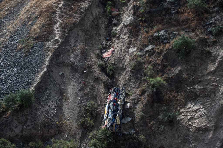 Kondisi bus yang jatuh ke jurang di Matucana, timur Ibu Kota Peru, Lima, pada Selasa, 31 Agustus 2021 waktu setempat.
