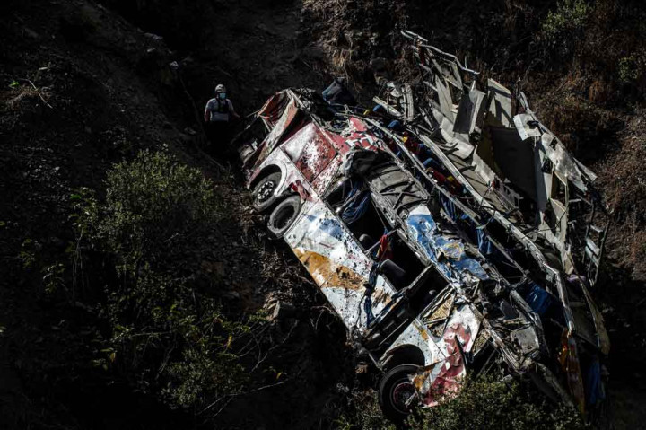 Kecelakaan itu terjadi di jalan sempit Carretera Central sekitar 60 kilometer (37 mil) timur ibu kota Lima. Bus itu menabrak batu dan terjun ke jurang sedalam sekitar 200 meter (650 kaki).