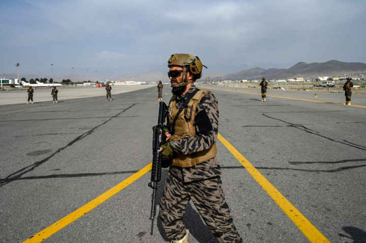 Beberapa jam setelah tentara Amerika Serikat (AS) terakhir meninggalkan Afghanistan, Taliban menggelar parade di bandara Kabul. Para pemimpin Taliban berjalan masuk ke dalam bandara dengan dikawal pasukan khusus mereka.