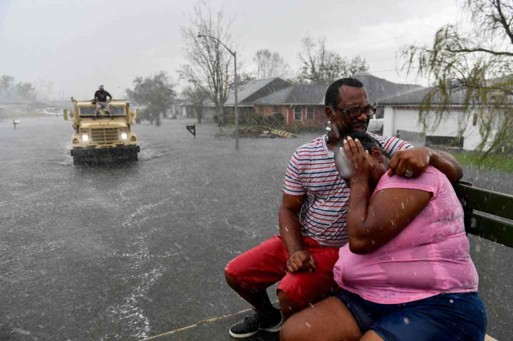 Tim penyelamat, Senin, 30 Agustus 2021 waktu setempat menyisir kerusakan yang diakibatkan oleh Badai Ida di Louisiana, sehari setelah badai dahsyat menewaskan sedikitnya dua orang, dan membuat banyak orang terdampar di air banjir.