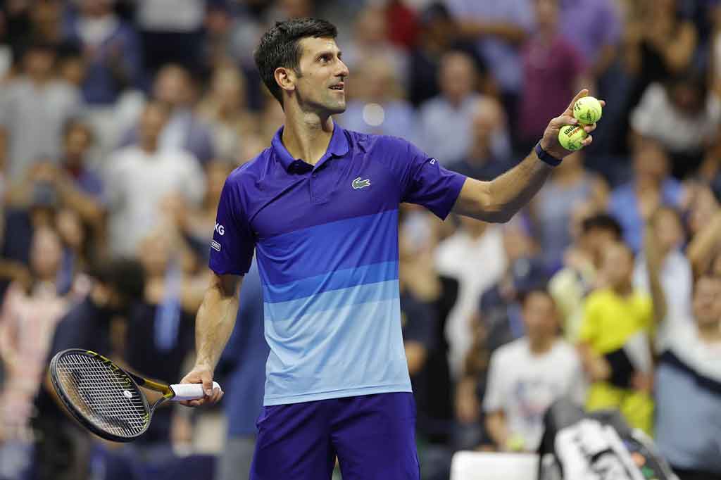 Petenis nomor satu dunia Novak Djokovic melakukan selebrasi usai memastikan diri melaju ke putaran kedua AS Terbuka pada Selasa, 31 Agustus 2021 waktu setempat.