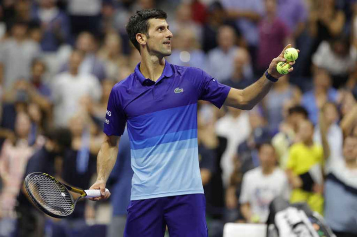 Petenis nomor satu dunia Novak Djokovic melakukan selebrasi usai memastikan diri melaju ke putaran kedua AS Terbuka pada Selasa, 31 Agustus 2021 waktu setempat.