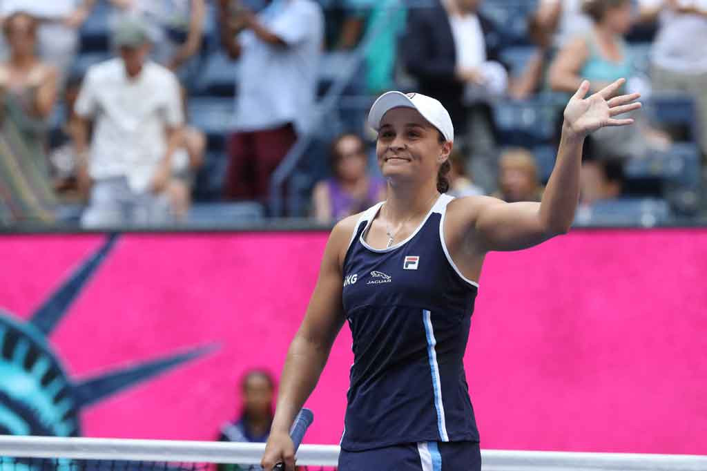 Petenis nomor satu dunia Ashleigh Barty, yang meraih kemenangan di Wimbledon dan Cincinnati, memulai perburuan gelar Grand Slam berturut-turut dengan mengalahkan petenis Rusia, Vera Zvonareva, Selasa, 31 Agustus 2021 waktu setempat.