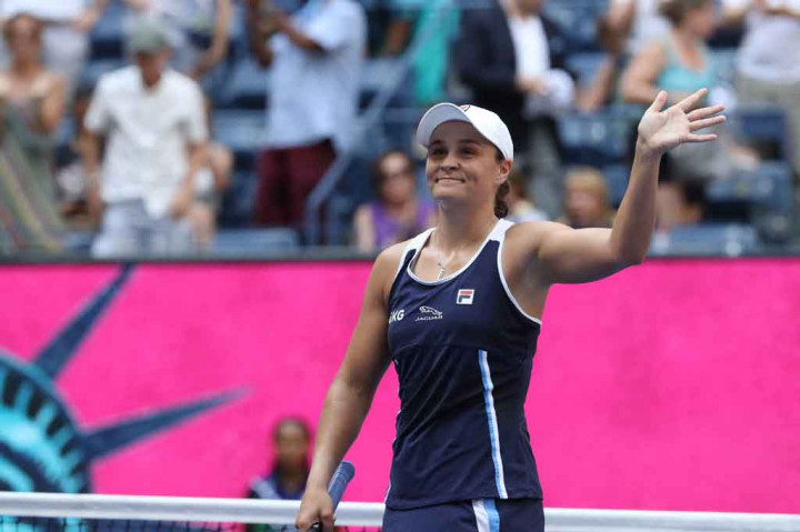 Petenis nomor satu dunia Ashleigh Barty, yang meraih kemenangan di Wimbledon dan Cincinnati, memulai perburuan gelar Grand Slam berturut-turut dengan mengalahkan petenis Rusia, Vera Zvonareva, Selasa, 31 Agustus 2021 waktu setempat.
