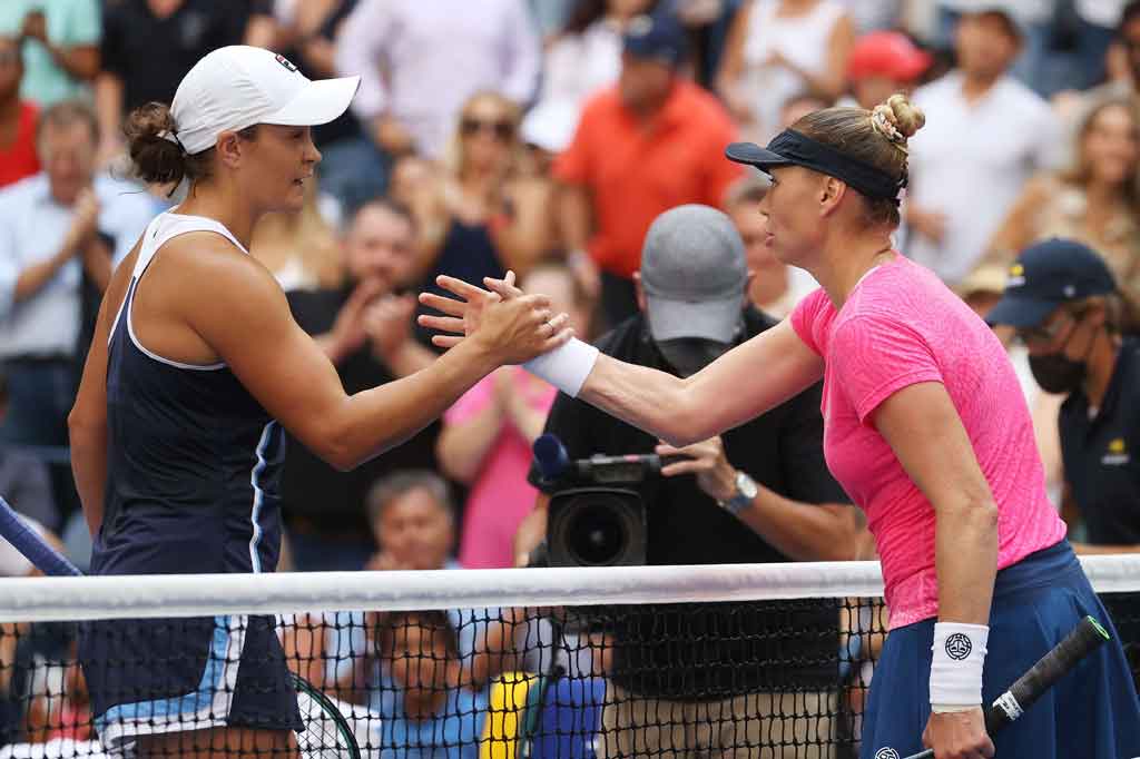 Barty menang dua gim langsung atas Zvonareva dengan skor 6-1, 7-6 (9/7). 
