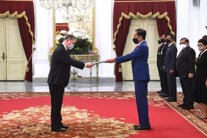 Lalu, Duta Besar LBBP Republik Irlandia untuk Republik Indonesia, Pádraig Francis, dan Duta Besar LBBP Republik Islam Mauritania untuk Republik Indonesia, Houssein Sidi Abdellah DEH.