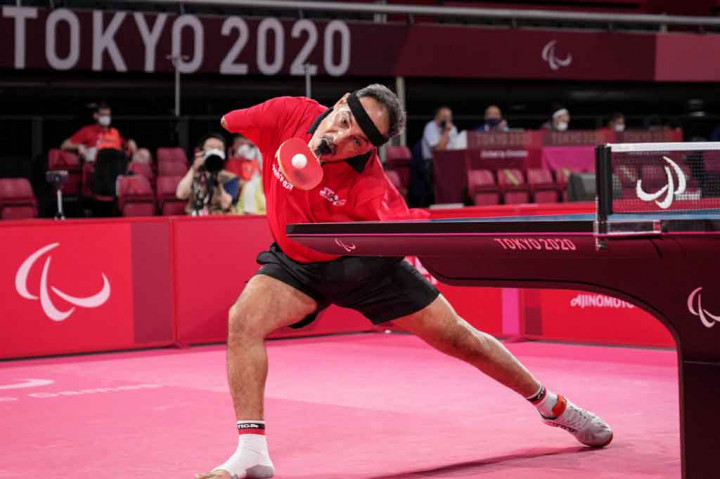 Dua tahun kemudian, ia melakukan debut Paralimpiade di Olimpiade Rio de Janeiro 2016, sekali lagi menampilkan keterampilan uniknya.