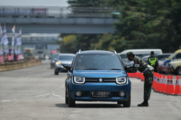 Seorang anggota TNI saat memberi penjelasan pada pengendara roda 4 yang akan melakukan vaksinasi Covid-19 di Tol Jagorawi, Cibubur, Jakarta, Rabu, 1 September 2021. Tentara Nasional Indonesia (TNI) bekerjasama dengan Jasamarga menggelar serbuan vaksin drive thru di ruas Tol Jagorawi.