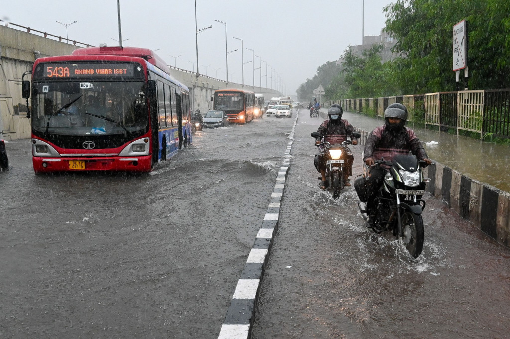 Sebuah bus melewati jalan yang tergenang air saat hujan lebat di New Delhi, India, Rabu, 1 September 2021.