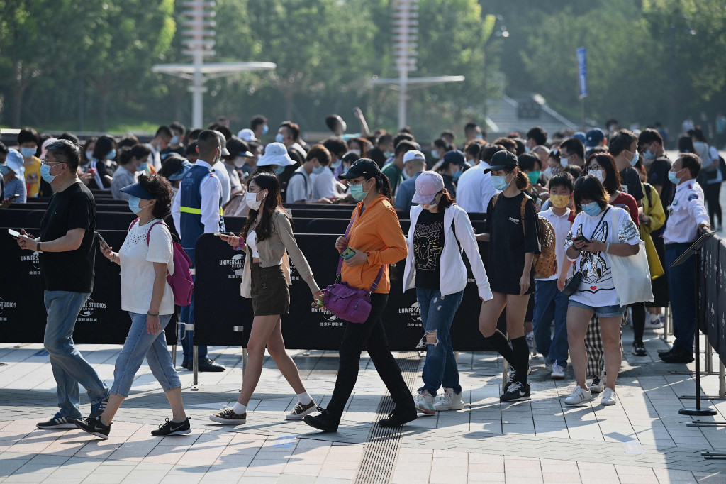 Terdiri dari tujuh taman bertema yang diisi dengan 37 wahana permainan, Universal Studios pertama di Tiongkok ini akan menjadi Universal Studios kelima di dunia.