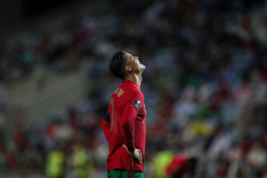 Ronaldo sebetulnya punya peluang untuk membawa Portugal memimpin saat laga memasuki menit ke-15 lewat tendangan penalti menyusul pelanggaran Jeff Hendrick terhadap Bruno Fernandes. Sayang eksekusi CR7 bisa diamankan oleh kiper Gavin Bazunu.