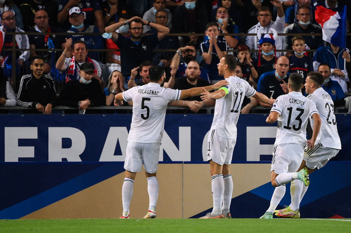 Tim tamu justru mencuri keunggulan lebih dulu lewat tembakan keras Edin Dzeko dari luar kotak penalti yang gagal diantisipasi oleh kiper Hugo Lloris pada menit ke-36. Skor 1-0 untuk Bosnia.