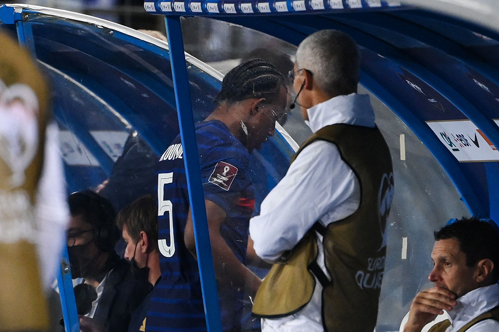 Enam menit memasuki babak kedua, Prancis dipaksa melanjutkan pertandingan hanya dengan 10 pemain setelah Jules Kounde diganjar kartu merah oleh wasit karena melakukan jegalan keras terhadap Sead Kolasinac. 