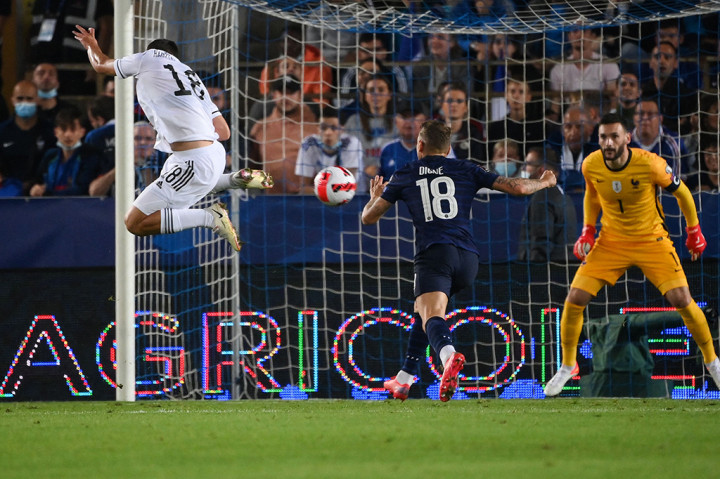Sayang, Bosnia gagal memanfaatkan keunggulan jumlah pemain dan waktu berlalu tanpa ada peluang berarti dari kedua tim. Skor 1-1 bertahan hingga bubaran.