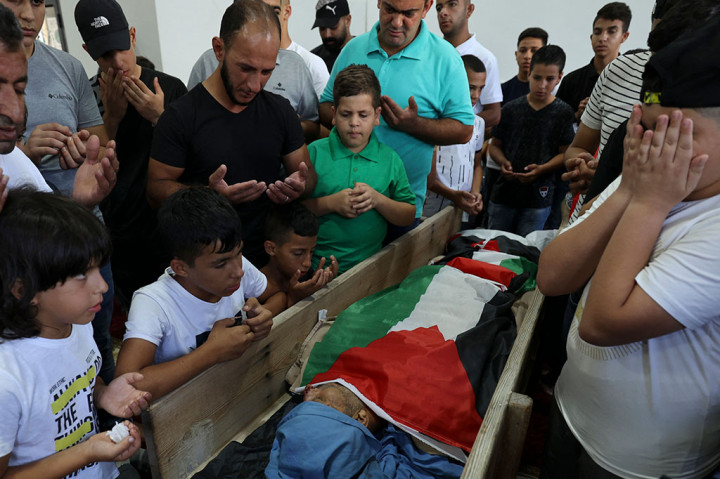 Kementerian Kesehatan Palestina mengatakan Raed Jadallah, 39, dari Desa Beit Ur di sebelah barat Ramallah tersebut ditembak tentara Israel di dekat barikade jalan saat kembali ke desanya dari bekerja di Israel. Raed Jadallah dimakamkan pada Rabu.